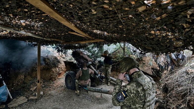 Ukrainische Soldaten feuern eine Kanone in der Region Donezk im Osten des Landes auf russische Stellungen ab.