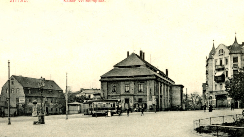 Die Schauburg am einstigen Kaiser-Wilhelm-Platz in Zittau. Bemerkenswert sind die beiden übereinander liegenden Gaubenreihen ringsum und der Schwung des Daches hinauf zum First