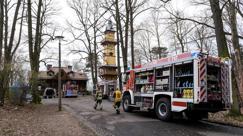 Die Feuerwehrleute waren mit mehreren Fahrzeugen zum Weinberghaus gekommen.