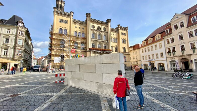 Die Mauer steht mitten auf dem Zittauer Markplatz.