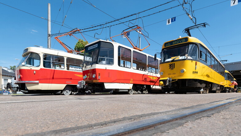 Aufgestellt für den Abschied: drei Tatra-Straßenbahnen, die in Dresden im Linieneinsatz waren.