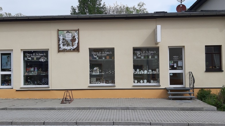 Hier findet man immer etwas Passendes. Das Geschäft von Uhren & Schmuck Klaus Ganner in der Zittauer Straße 7, Wilthen.