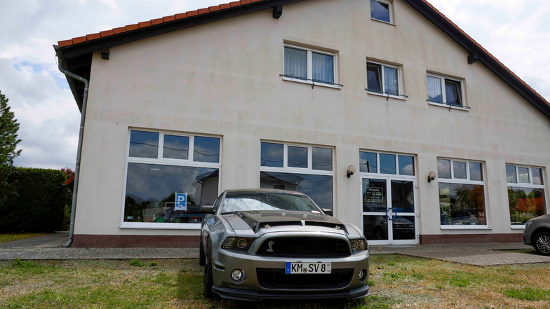 Von außen ist die Schrauberwerkstatt in Hausdorf als solche kaum zu erkennen. Noch fehlt das große Firmenschild an der Fassade.