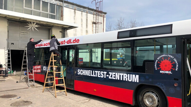 Ein ausgedienter Linienbus wurde zum Testzentrum umgerüstet. Ab Dienstag steht er in Lommatzsch, ab Mittwoch wird getestet.