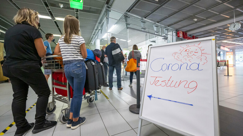Seit zwei Wochen wird am Dresdner Flughafen auf das Coronavirus getestet. Inzwischen gibt es die ersten nachgewiesenen Fälle bei Reiserückkehrern. © Matthias Rietschel (Archiv)