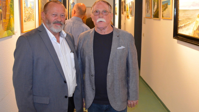 Peter (links) und sein Bruder Werner Mitsching widmen sich intensiv der Malerei. Ihre Werke sind bis zum 4. August in Reichenbach zu sehen.