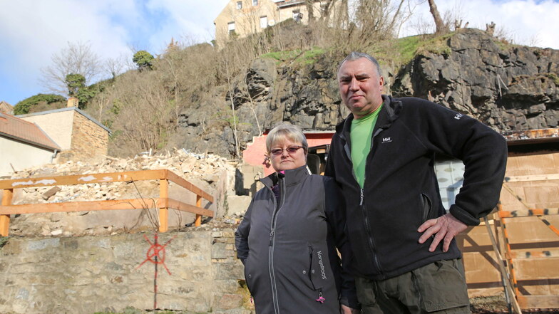 Dagmar und Uwe Stammwitz ärgern sich über den Schuttberg des Abrisshauses im Kamenzer Herrental. Das Landratsamt hat die Ruine kontrolliert einstürzen lassen. Doch der Bauschutt bleibt liegen.