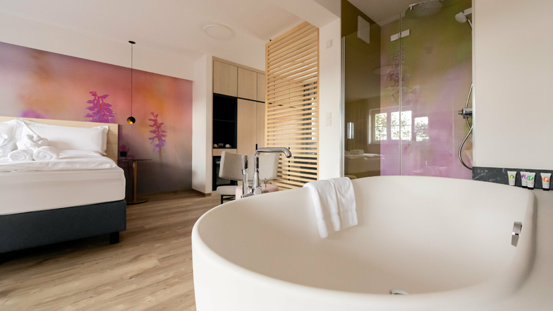 Frei stehende Badewanne, einsehbare Dusche in der Junior-Suite. Das Konzept der Hotelzimmer ist luftig und offen. Die Übernachtung im Einzelzimmer kostet rund 100 Euro, im Doppelzimmer etwa 140 Euro - inklusive Frühstück. 