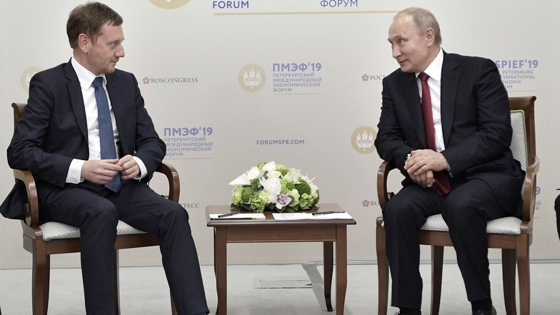 Wladimir Putin (r.), Präsident von Russland und Sachsens Ministerpräsident Michael Kretschmer auf dem Internationalen Wirtschaftsforum in St. Petersburg.