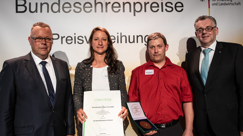 Michael Stübgen vom Bundeslandwirtschaftsministerium (li.) überreichte mit Diedrich Harms  von der DLG (re.) die Auszeichnung an Eibaus Brauereichefin Julia Böhmer und Braumeister Michael Ruhland .