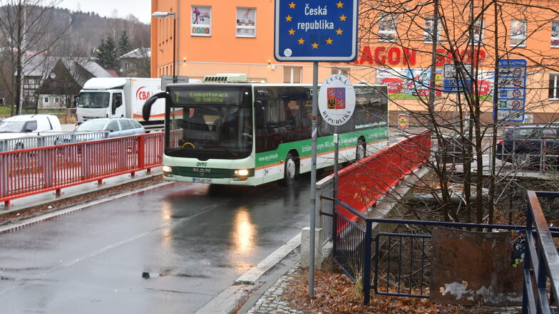 Der Stadtbus Sebnitz passiert seit Dienstag wieder die Grenze nach Dolní Poustevna.