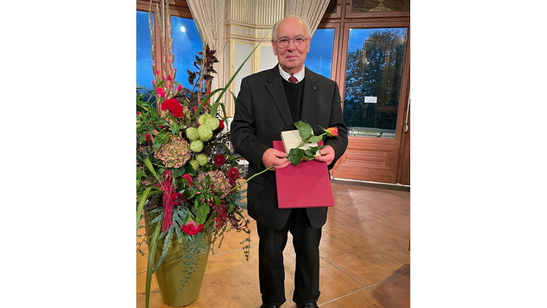 Klaus Biedermann hat auf Schloss Albrechtsberg die Annen-Medaille des Freistaates erhalten.