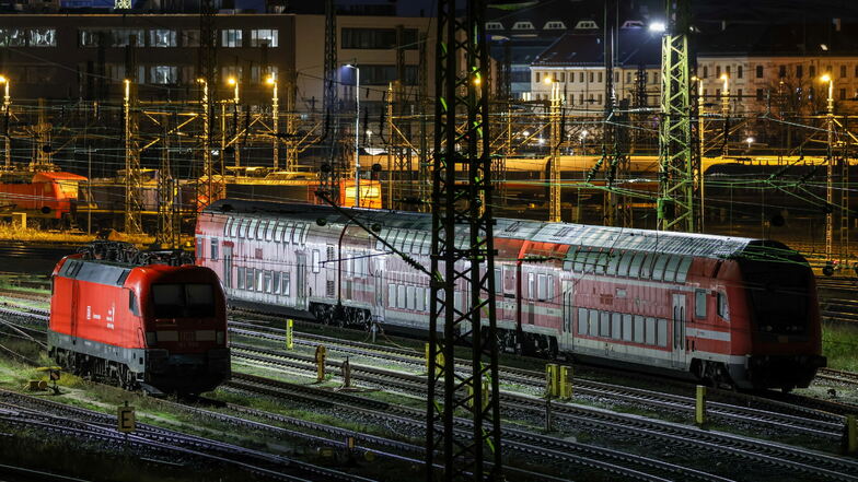 Eine Bahn und eine Lok stehen vom dem Hauptbahnhof in Leipzig. Wegen des erneuten Lokführerstreiks kommt es bei der Bahn seit dem frühen Morgen zu starken Beeinträchtigungen im Personenverkehr.