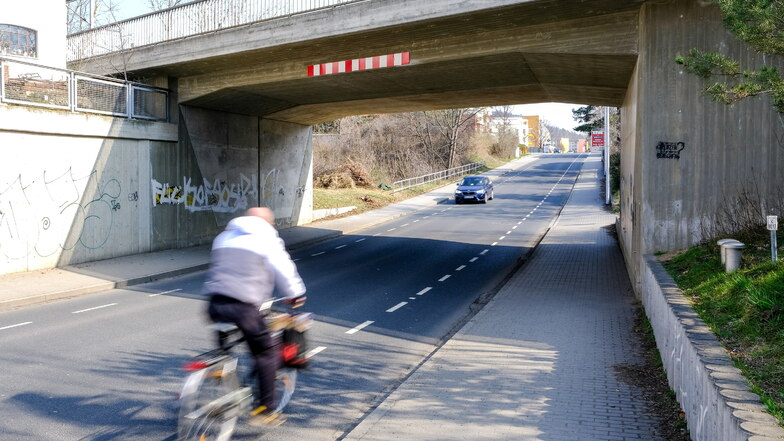 Schutzstreifen für Radfahrer, wie hier an der Moritzburger Straße, sind eine vergleichsweise schnell umsetzbare und preiswerte Alternative zu separaten Radwegen, für die in Coswig meist schlicht der Platz fehlt.