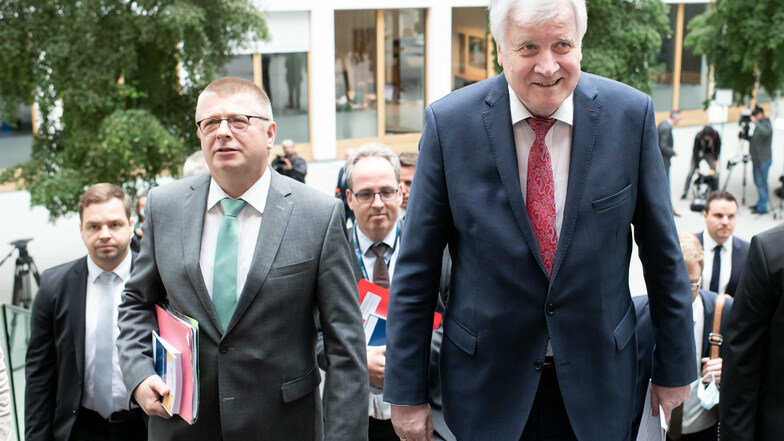 Horst Seehofer (CSU, r) und Thomas Haldenwang (l), Präsident des Bundesamtes für Verfassungsschutz, stellten am Donnerstag in Berlin den Verfassungsschutzbericht 2019 vor.