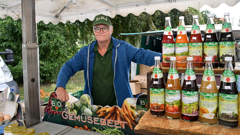 "Bio-Olaf", Olaf Herzog, verkauft an seinem Stand auf dem Wochenmarkt am Münchner Platz in Dresden ausschließlich biologisch angebaute Produkte.