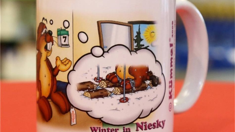 2008: Um sich vor der Kälte zu schützen, träumt ein Biber auf der zweiten Tasse von Schneeschuhen.