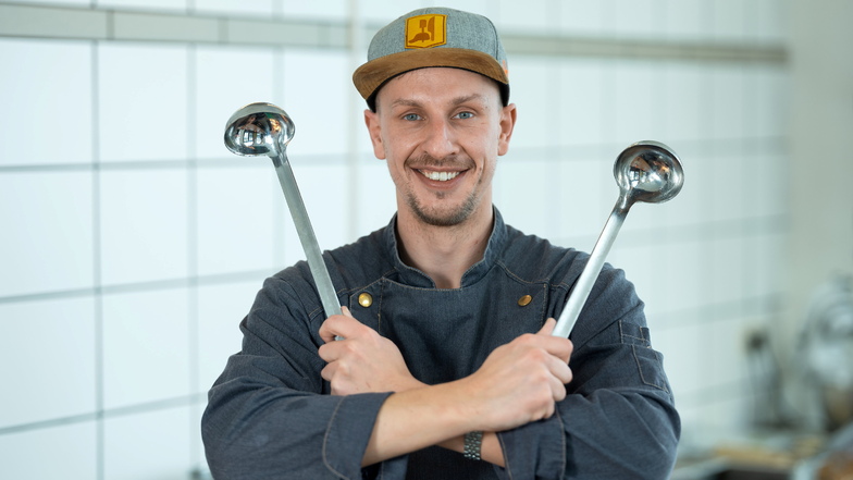 Meister der Schöpfkelle: René Gumnior hat in seinem Kochstudio „Gastfreundschaft“ in Dresden drei Lesersuppen zubereitet.