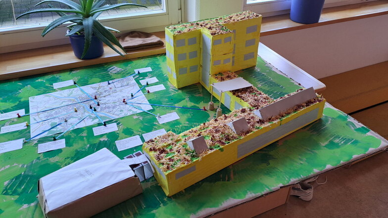Dieses Modell haben Schüler der Förderschule geschaffen. Vorn links ist das neue Schulhaus C, das jetzt entsteht, zu sehen.