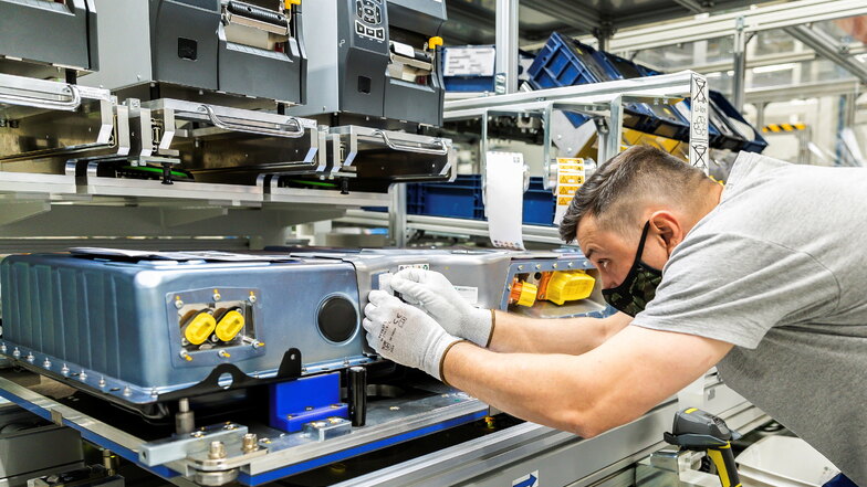 Bei der Mercedes-Benz-Tochter Accumotive in Kamenz werden etwa Batteriesysteme für Smart EQ Modelle gebaut. Immer wieder gibt es Gerüchte, dass Teile der Produktion nach Polen verlagert werden.