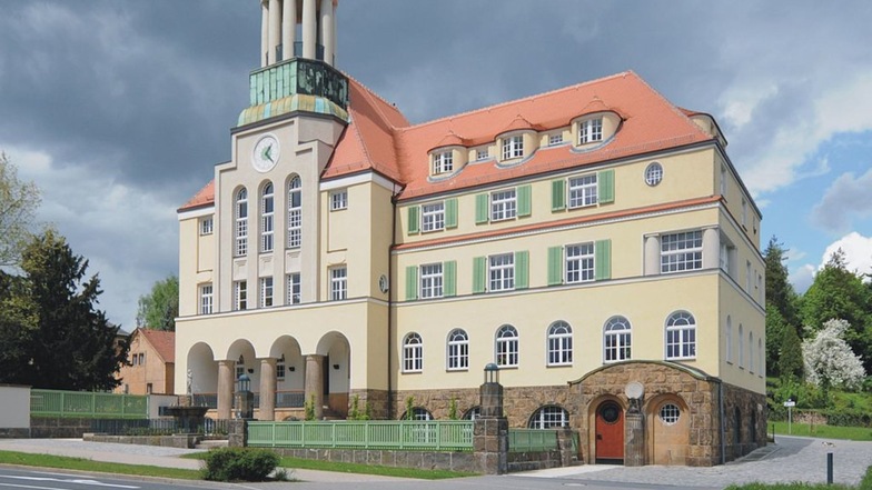 Jaroslav Rudiš erzählt von dem Architekten Rudolf Bitzan, der neben anderen Bauten in Freital auch das Rathaus in Freital-Döhlen entwarf.