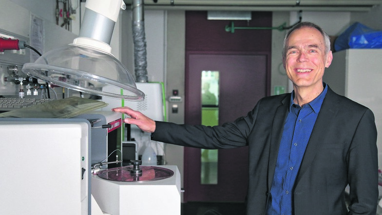 Seit 23 Jahren in Dresden: Prof. Peter Krebs – hier an einem sogenannten Atom-Absorptions-Spektrometer – leitet das Institut für Siedlungs- und Industriewasserwirtschaft.
Foto: Thorsten Eckert