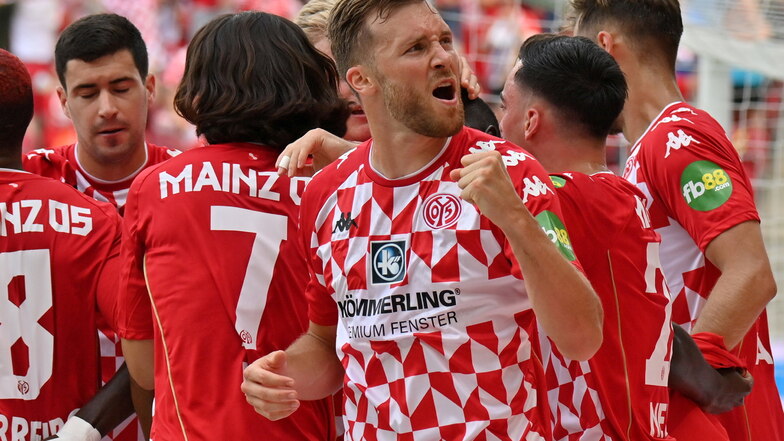 Silvan Widmer von Mainz jubelt über den Treffer zum 1:0.