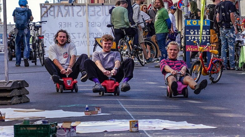 Wer gewinnt? - Beim Bobbycar-Rennen mitten auf der Louisenstraße legen sich Leon Rößler, Niklas Schmidt und Gustav Rolka richtig ins Zeug.