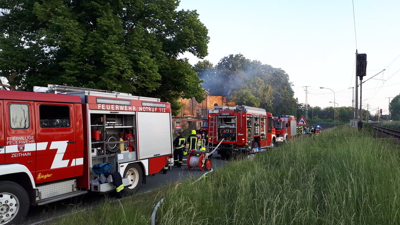 Der Brandort befand sich in unmittelbarer Nähe der Bahnstrecke Dresden-Leipzig. Am Abend war das Feuer weitgehend unter Kontrolle. 