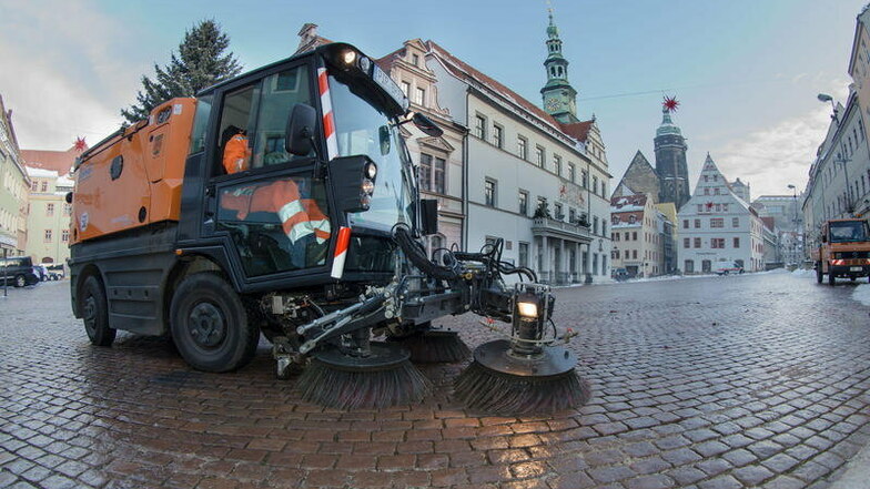 Kehrmaschine in Pirna: 2020 insgesamt 450 Tonnen Schmutz aufgefegt.