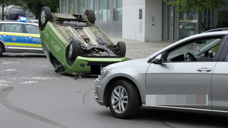 Im Juni 2023 kollidieren auf der Dürerstraße in Dresden ein VW und Skoda. Die Polizei zählte im vergangenen Jahr fast 13.000 Verkehrsunfälle auf Dresdens Straßen.