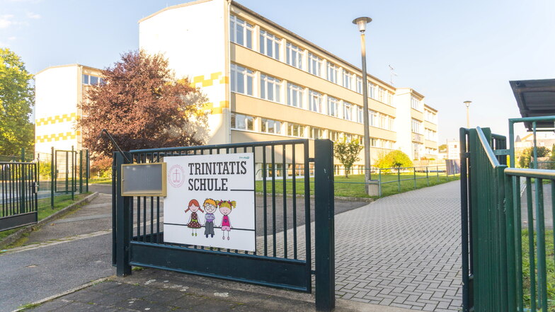 Die Trinitatisschule in Riesa vom Eingang an der Schillerstraße.