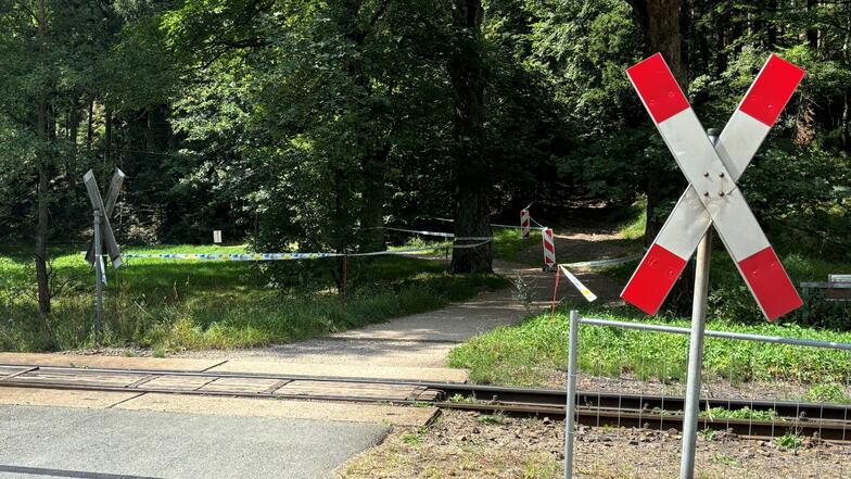 An diesem Bahnübergang kreuzen die Sportler der O-See-Challenge die Gleise der Schmalspurbahn.