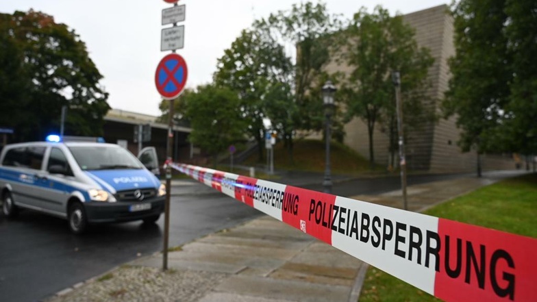 Die Polizei hatte den Zugang zur Dresdner Synagoge am Montagnachmittag abgesperrt. Neben dem Gebäude war ein herrenloser Koffer entdeckt worden.
