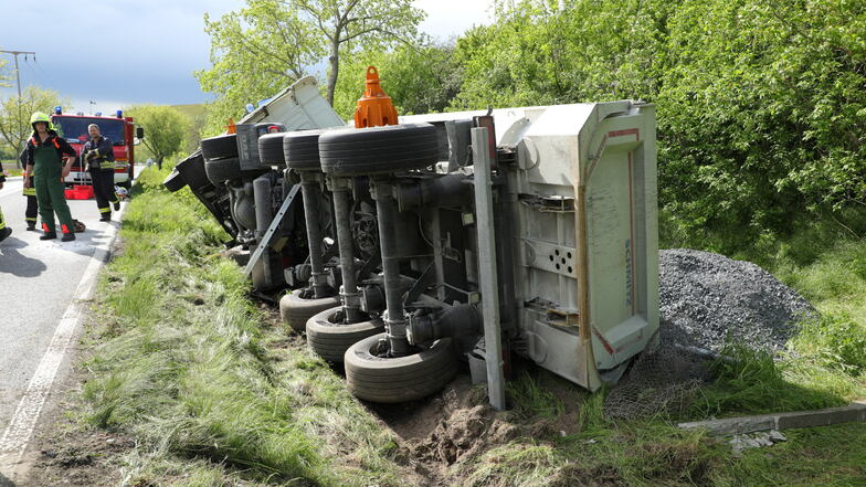 Ein mit Kies beladener Sattelzug rutschte am Montagnachmittag auf der S 177 bei Gröbern in den Straßengraben.