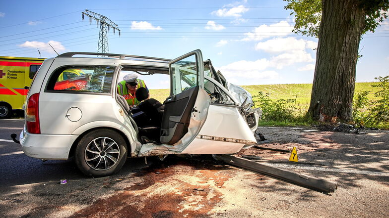 Der Aufprall zerstörte die komplette Front des Opel. Der Fahrer überlebte nicht.