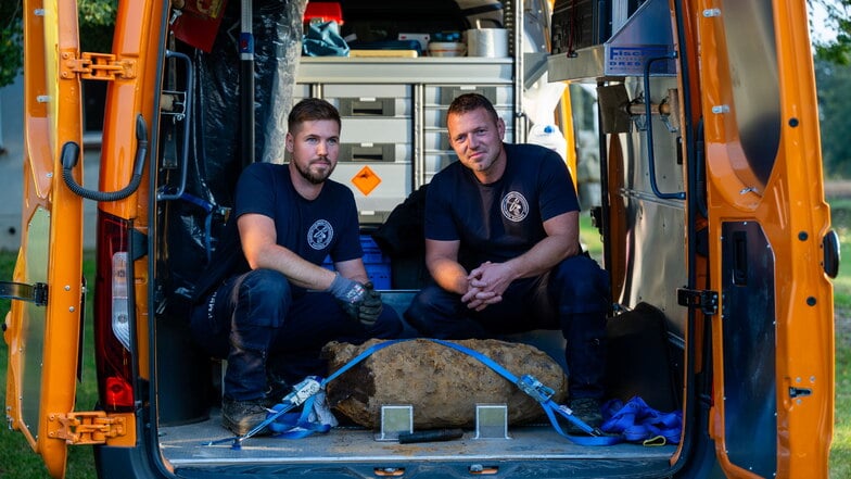 Die Kampfmittelbeseitiger Felix Jenke (l.) und Kai Petrich konnten die Bombe vor Ort entschärfen.