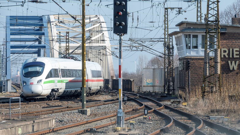 Nächster Halt Riesa: ein aus Dresden kommender ICE fährt in den Bahnhof Riesa ein, nachdem er die Elbe überquert hat.