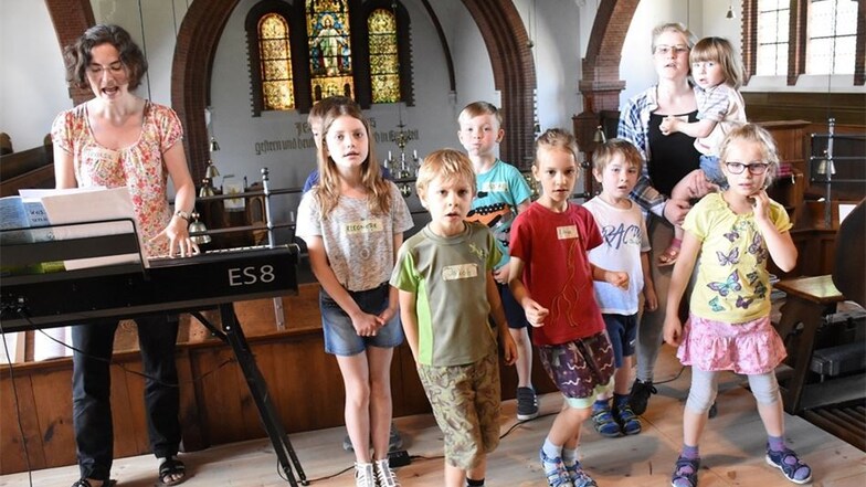 Kantorin Theresa Haupt übt am Sonnabendvormittag mit den Kindern beim ersten Kinder-Singe-Tag auf der Empore in der Evangelischen Kirche Niesky.
