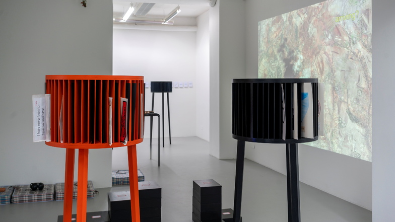 "Weltatlas der planetarischen Kunst" nennt Mirjam Kroker ihre Ausstellung in der Dresdner Galerie Ursula Walter.