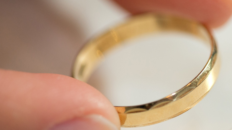 In Schottland bekam eine Frau ihren vor 50 Jahren verlorenen Ehering zurück.