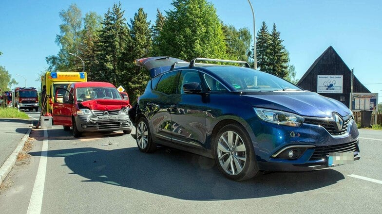 Ein Bild von der Unfallstelle: Der VW und der Renault waren nicht mehr fahrbereit.