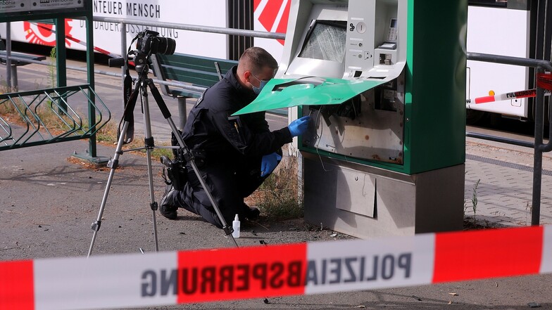 In Weinböhla sprengten noch unbekannte Täter einen Fahrkartenautomaten.