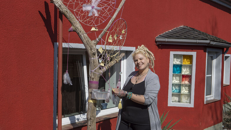 In Promnitz hat die Künstlerin Natascha Walschburger einen Wunschbaum aufgestellt.