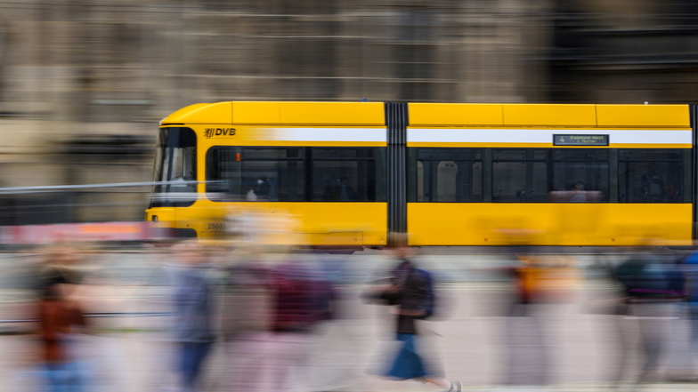 Unter Gelächter haben vier Personen in einer Straßenbahn in Dresden andere Fahrgäste indischer Herkunft beleidigt. Wer hat etwas beobachtet?