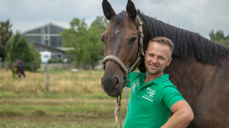 Mario Henschel kümmert sich auf dem Rosenhof um Pferdestall und Pensionsbetrieb. Auch bei der Vorbereitung und Durchführung von Reitsportturnieren ist er federführend dabei.