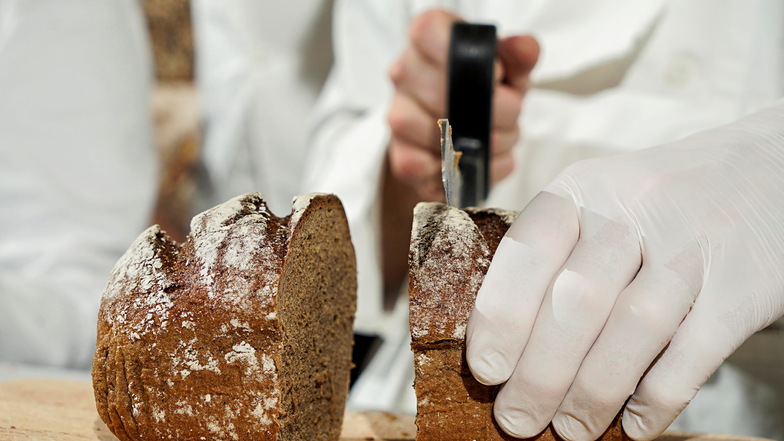 In der Bäckerei Trittmacher in Malschwitz wird ab diesem Freitag ein Brot mit dem Namen Florians Kruste verkauft. Ein Teil des Erlöses kommt der lokalen Jugendfeuerwehr zugute.
