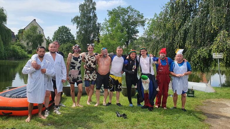 Die fünf Teams, die sich am Badewannenrennen auf dem Mockritzer Teich beteiligt haben.