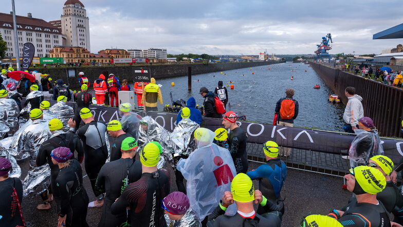 Kalt war es beim ersten und einzigen Ironman-Rennen in Dresden. Die Schwimmstrecke wurde im Alberthafen absolviert.