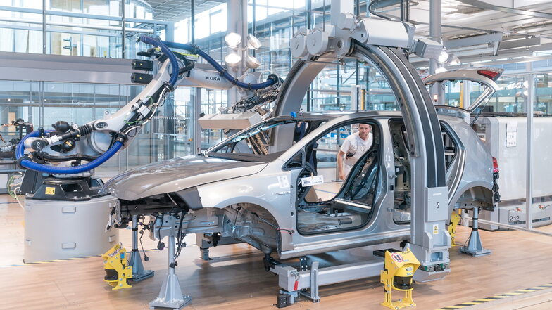 Auch die Produktion von Autos wie hier in der Gläsernen Manufaktur in Dresden wird sich in den nächsten Jahren stark ändern.